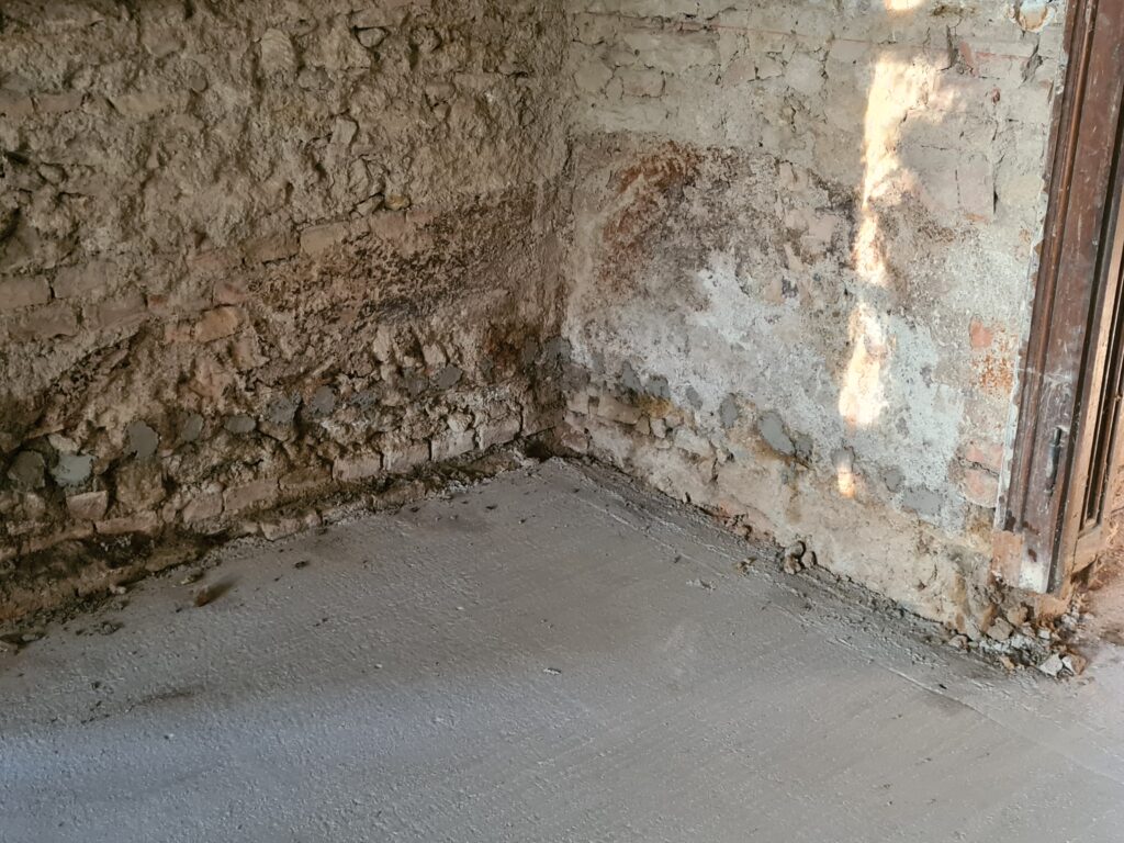 Freigelegte Wand zur Vorbereitung der Mauertrockenlegung in Niederösterreich
