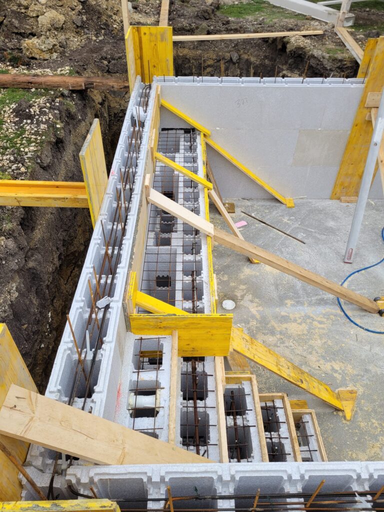 Schalungs- und Bewehrungsarbeiten für Fundament und Bodenplatte im Neubau in Niederösterreich