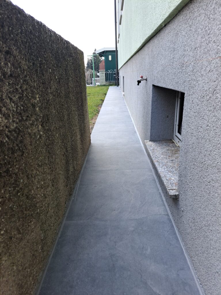 Neu verlegte Außenfliesen im Eingangsbereich neben Wohnhaus in Wien